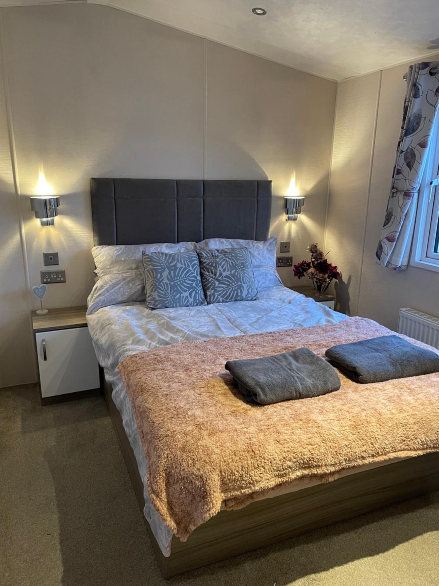 Beautiful 2 Bedroom Caravan On Billing Aquadrome Northampton