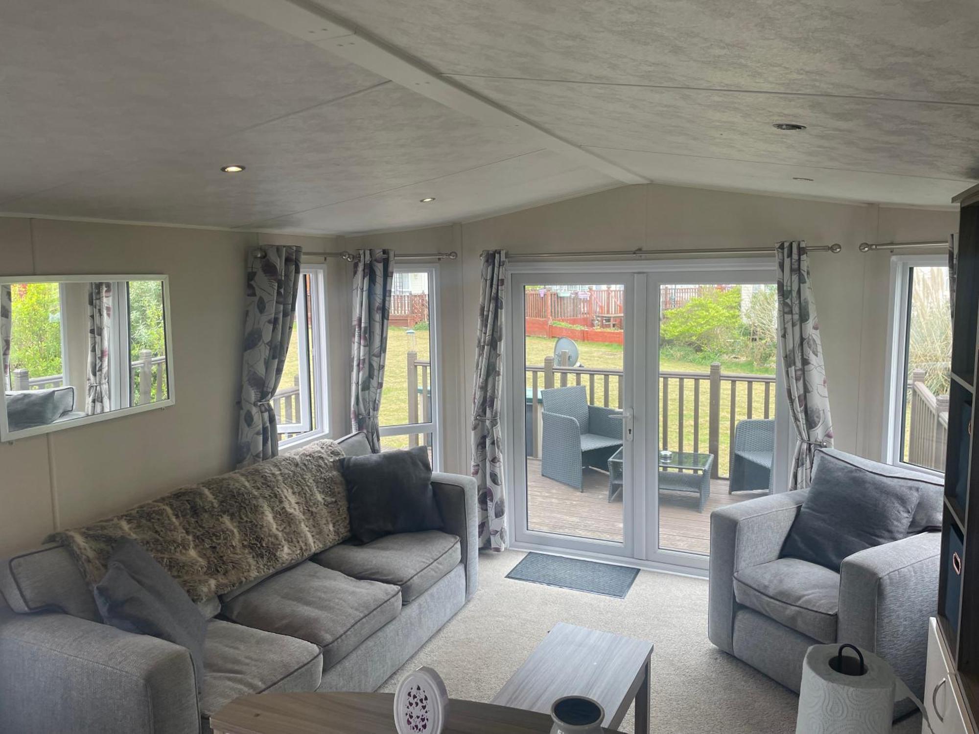 Beautiful 2 Bedroom Caravan On Billing Aquadrome * Northampton