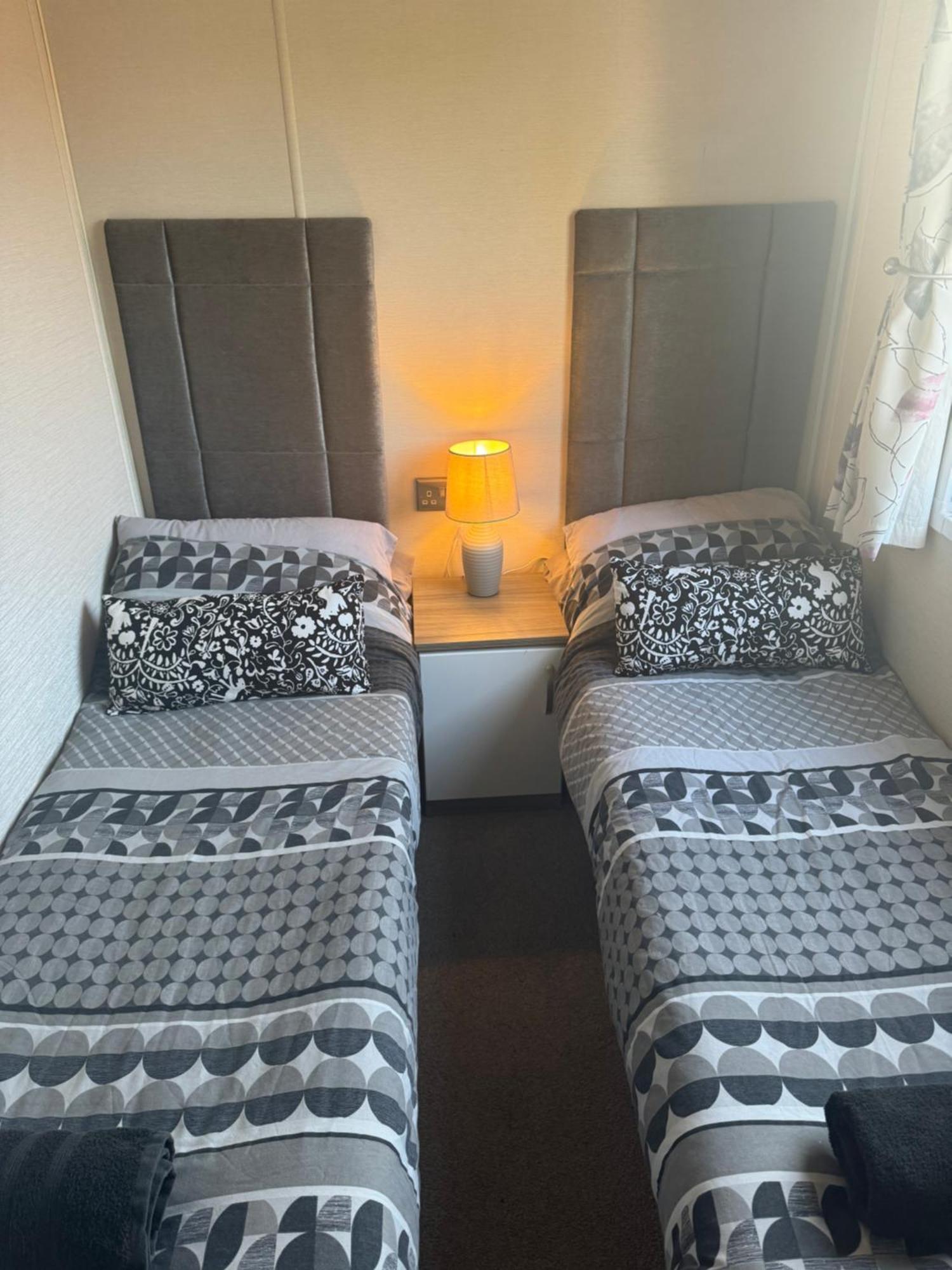 Beautiful 2 Bedroom Caravan On Billing Aquadrome Northampton